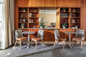 Lobby sitting area - Park Lane Suites and Inn (Portland)