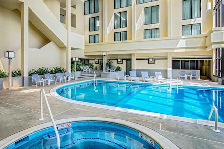 Una piscina techada, una piscina al aire libre de temporada. Marriott Park Ridge