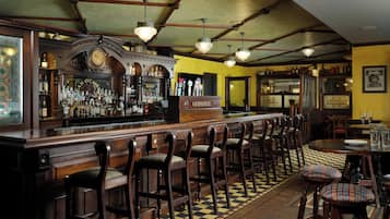2 bars/lounges, pub