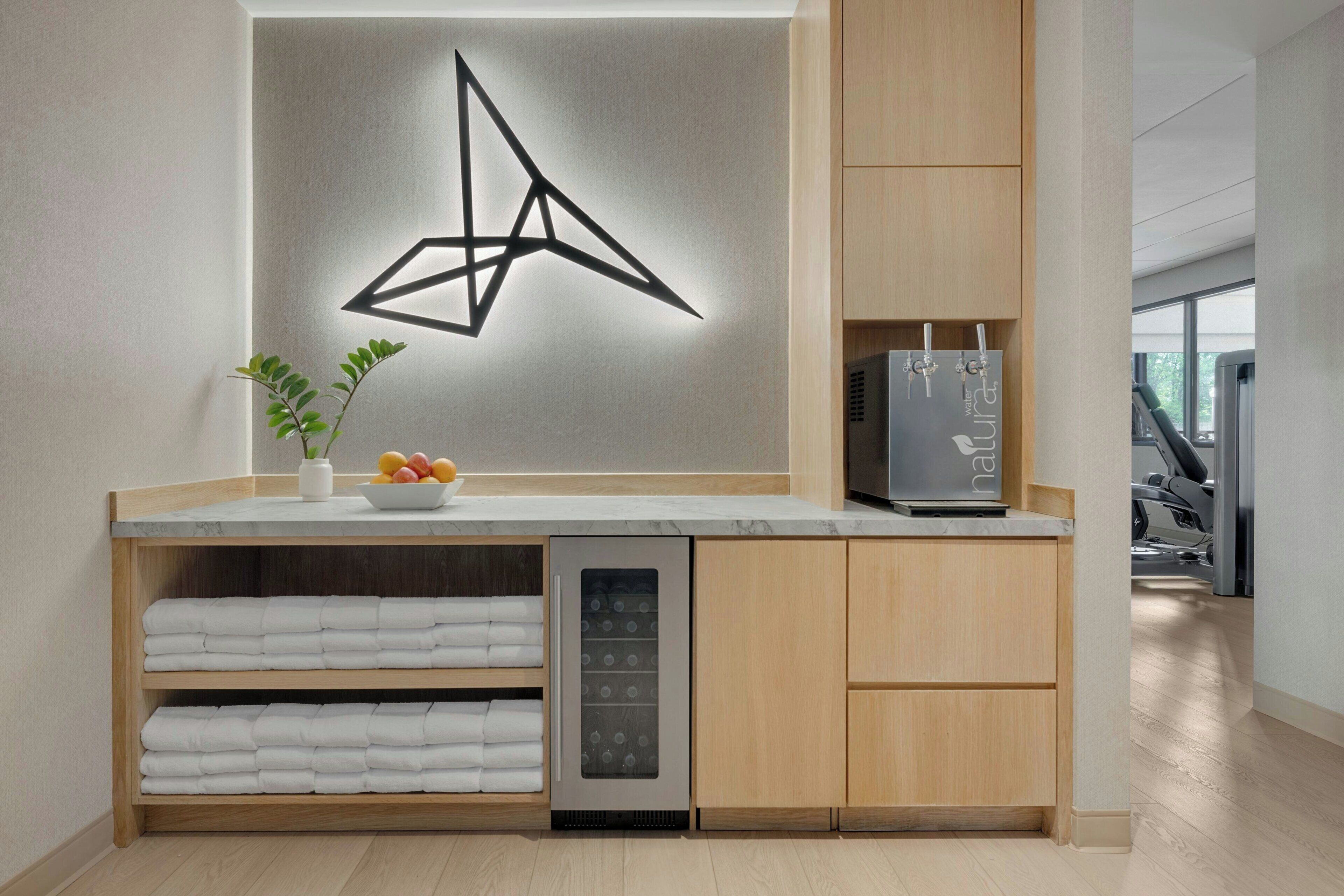 Una cocina moderna con lavavajillas integrado, armarios de madera y un ventanal amplio.