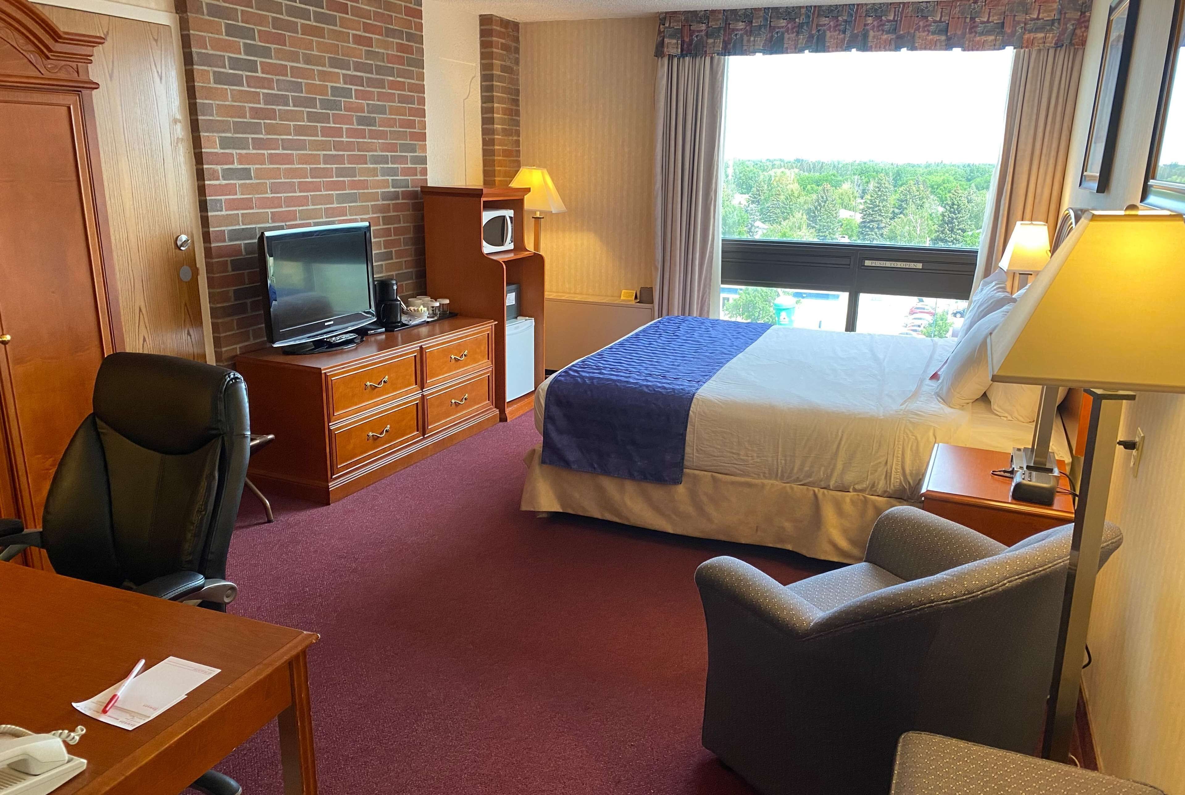 room, 1 king bed, non smoking | in-room safe, desk, laptop workspace, blackout curtains