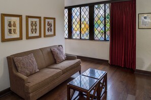 Suite junior, 1 cama King size | Área de sala de estar | Televisión de pantalla plana de 55 pulgadas con canales por cable 