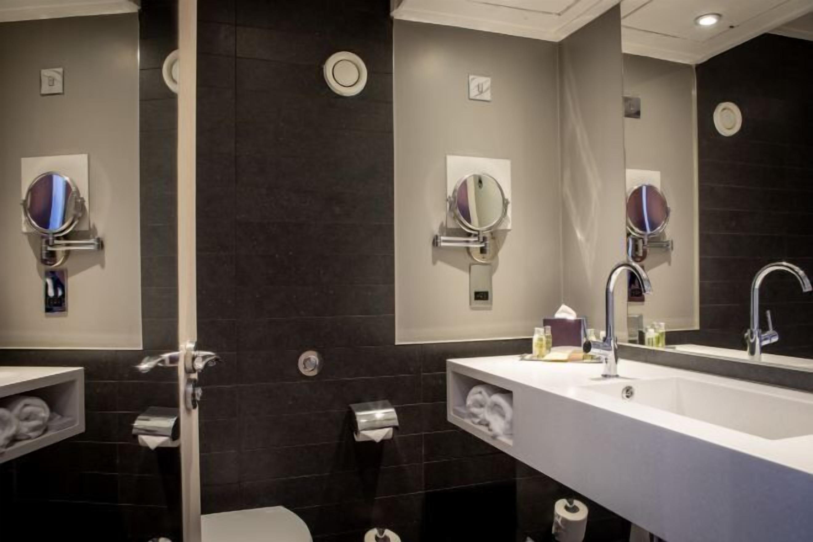 욕실 | 무료 세면용품, 헤어드라이어, 타월, 비누