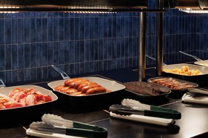 Se ofrece un desayuno bufé todos los días (por un coste adicional)