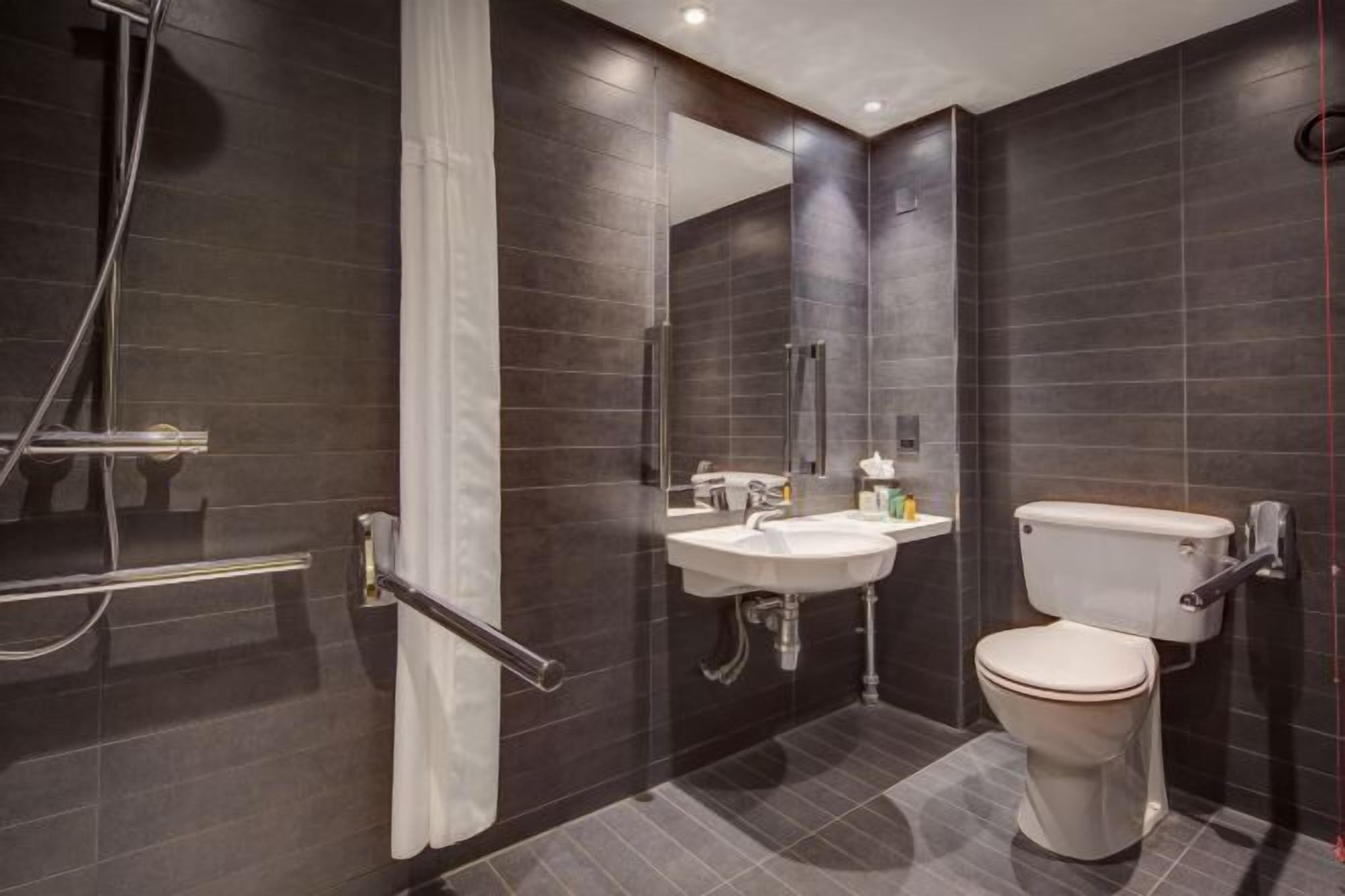 욕실 | 무료 세면용품, 헤어드라이어, 타월, 비누