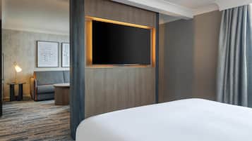 Superior-suite - 1 queensize-seng | Pengeskab på værelset, skrivebord, arbejdsområde til bærbare computere