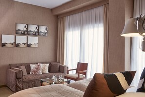 Habitación triple, para no fumadores | Ropa de cama de alta calidad y caja de seguridad en la habitación 