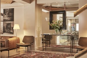 Lobby lounge