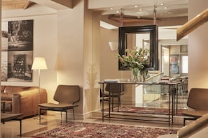 Lobby lounge