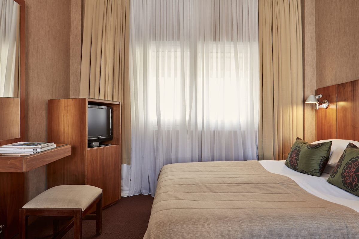 Chambre Standard Double ou avec lits jumeaux, non-fumeurs | Literie de qualité supérieure, coffres-forts dans les chambres, bureau