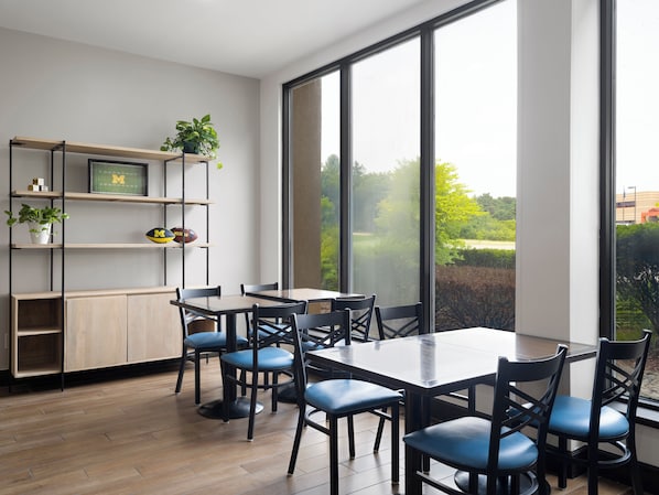 Lobby - Larkspur Landing Ann Arbor (Ann Arbor)