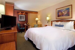 Premium bedding, desk, laptop workspace, blackout drapes - Larkspur Landing Ann Arbor (Ann Arbor)