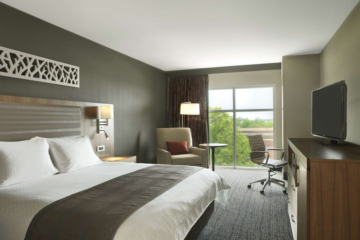 egyptian cotton sheets, premium bedding, in-room safe, desk