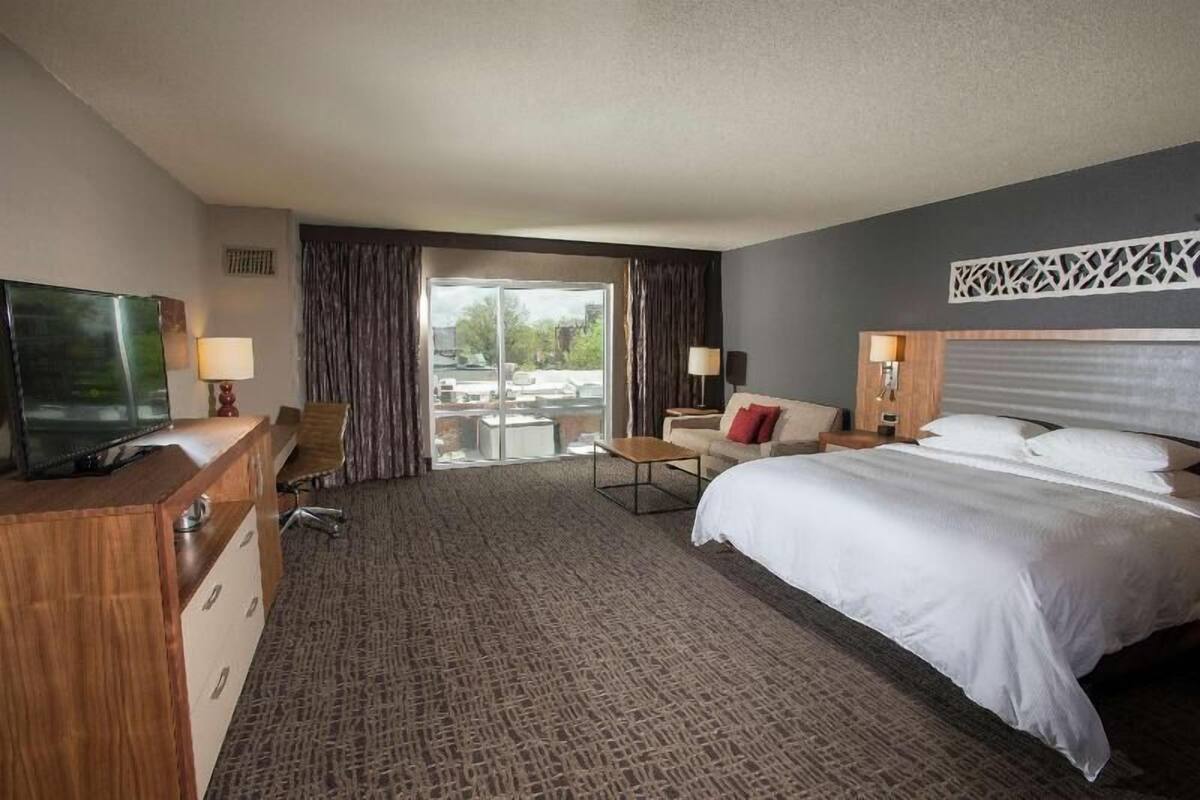 Egyptian cotton sheets, premium bedding, in-room safe, desk