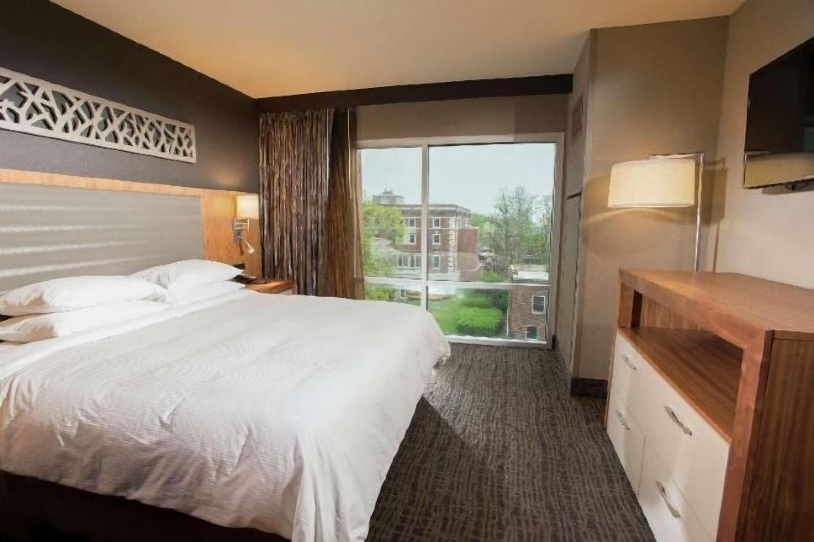 Egyptian cotton sheets, premium bedding, in-room safe, desk