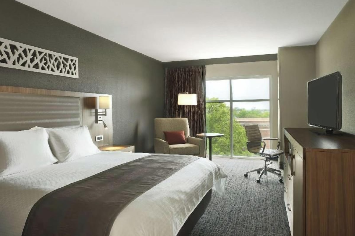 Egyptian cotton sheets, premium bedding, in-room safe, desk