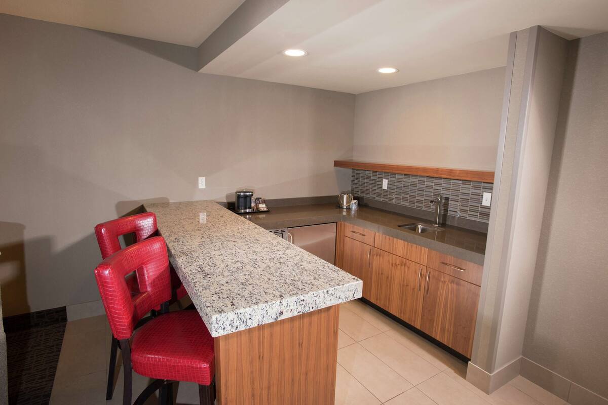 egyptian cotton sheets, premium bedding, in-room safe, desk