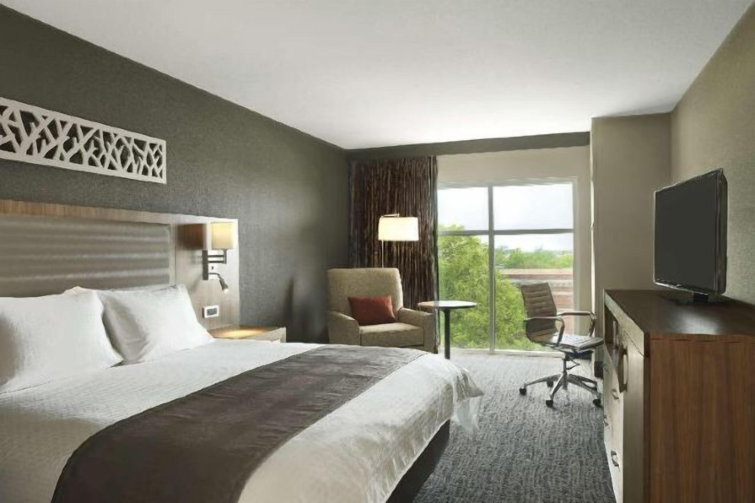 Egyptian cotton sheets, premium bedding, in-room safe, desk