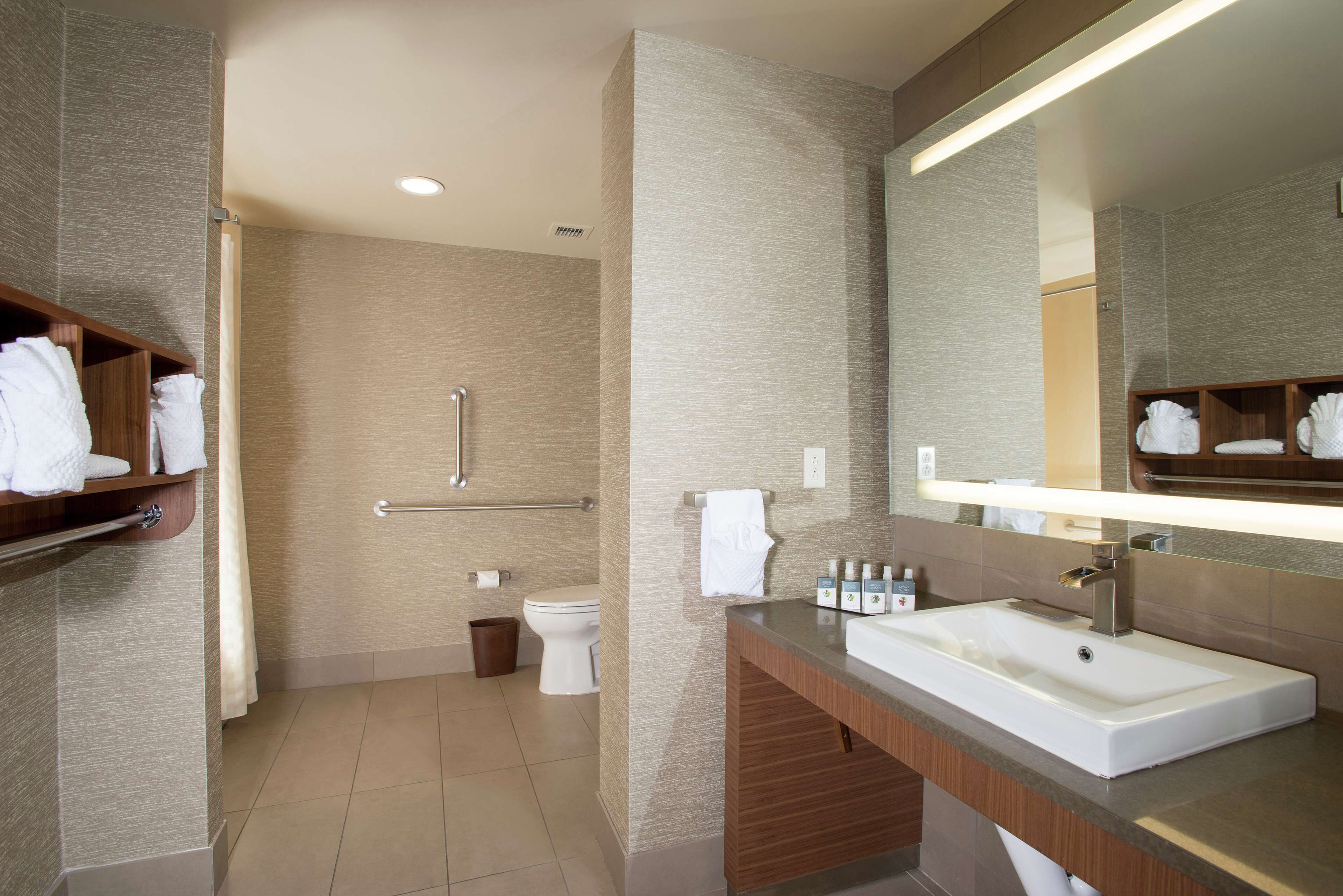 egyptian cotton sheets, premium bedding, in-room safe, desk