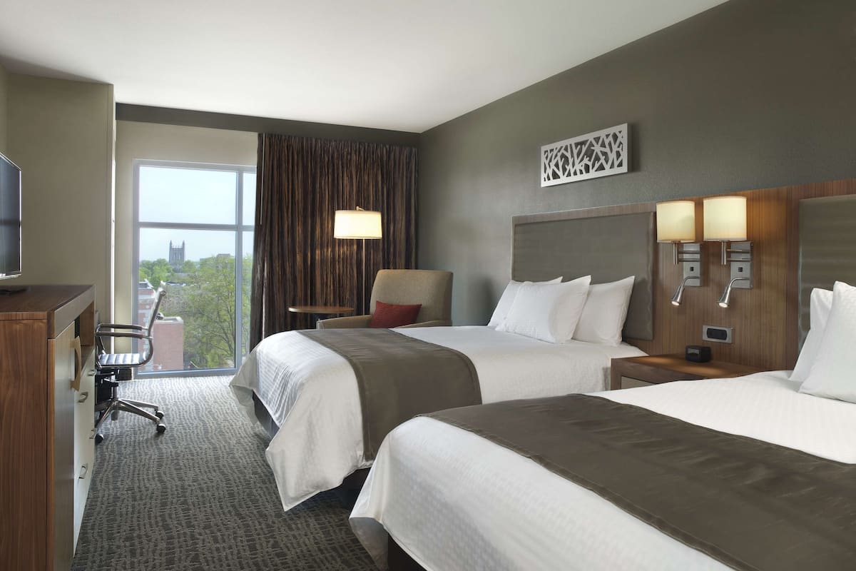 Egyptian cotton sheets, premium bedding, in-room safe, desk