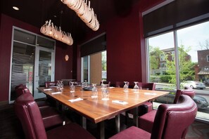 Breakfast, lunch and dinner served - The Broadway Columbia - a DoubleTree by Hilton (Columbia)
