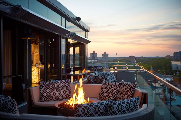 Rooftop bar - The Logan Philadelphia, Curio Collection by Hilton (Philadelphia)