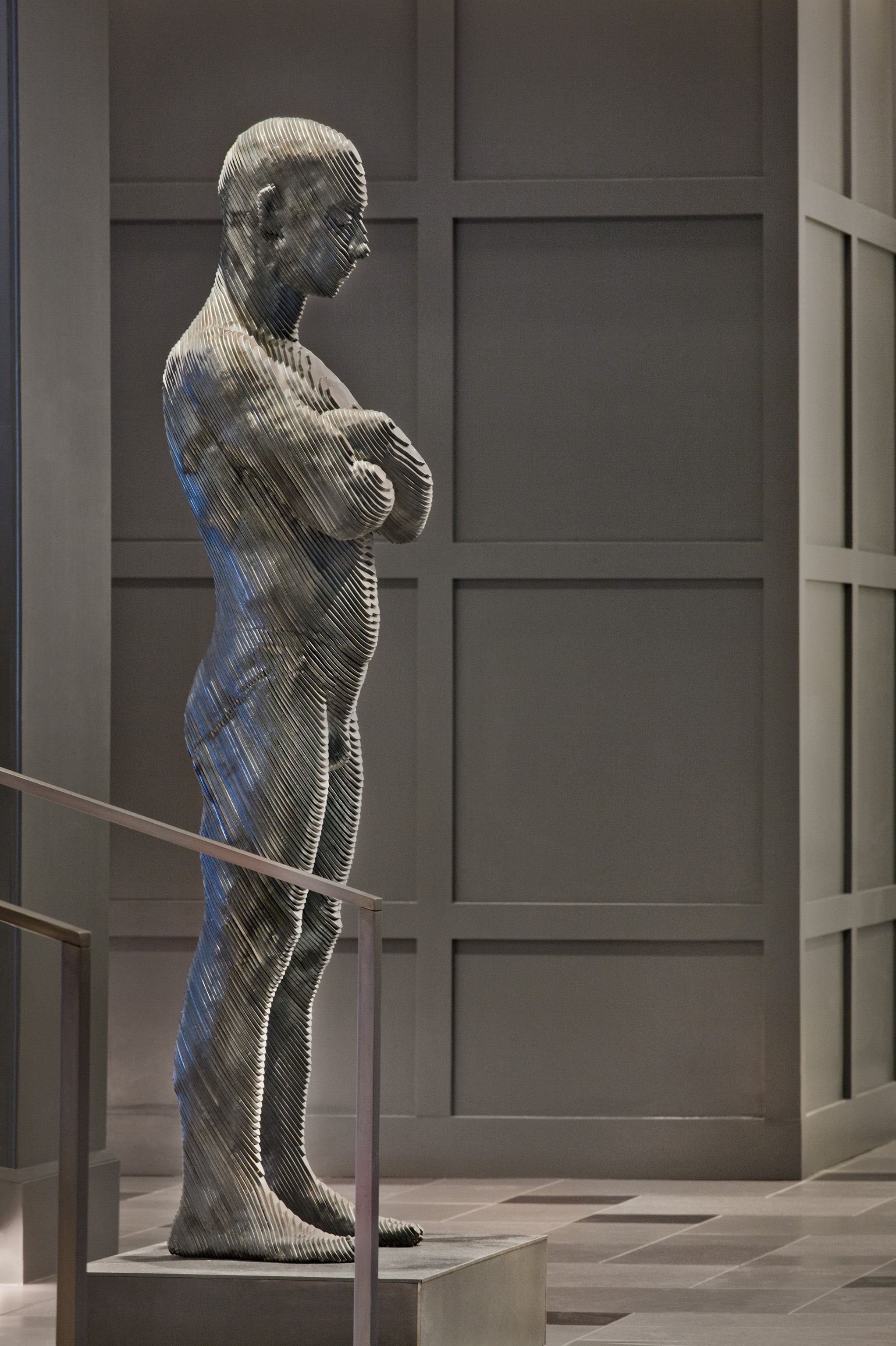 Una escultura de figura humana en un museo.