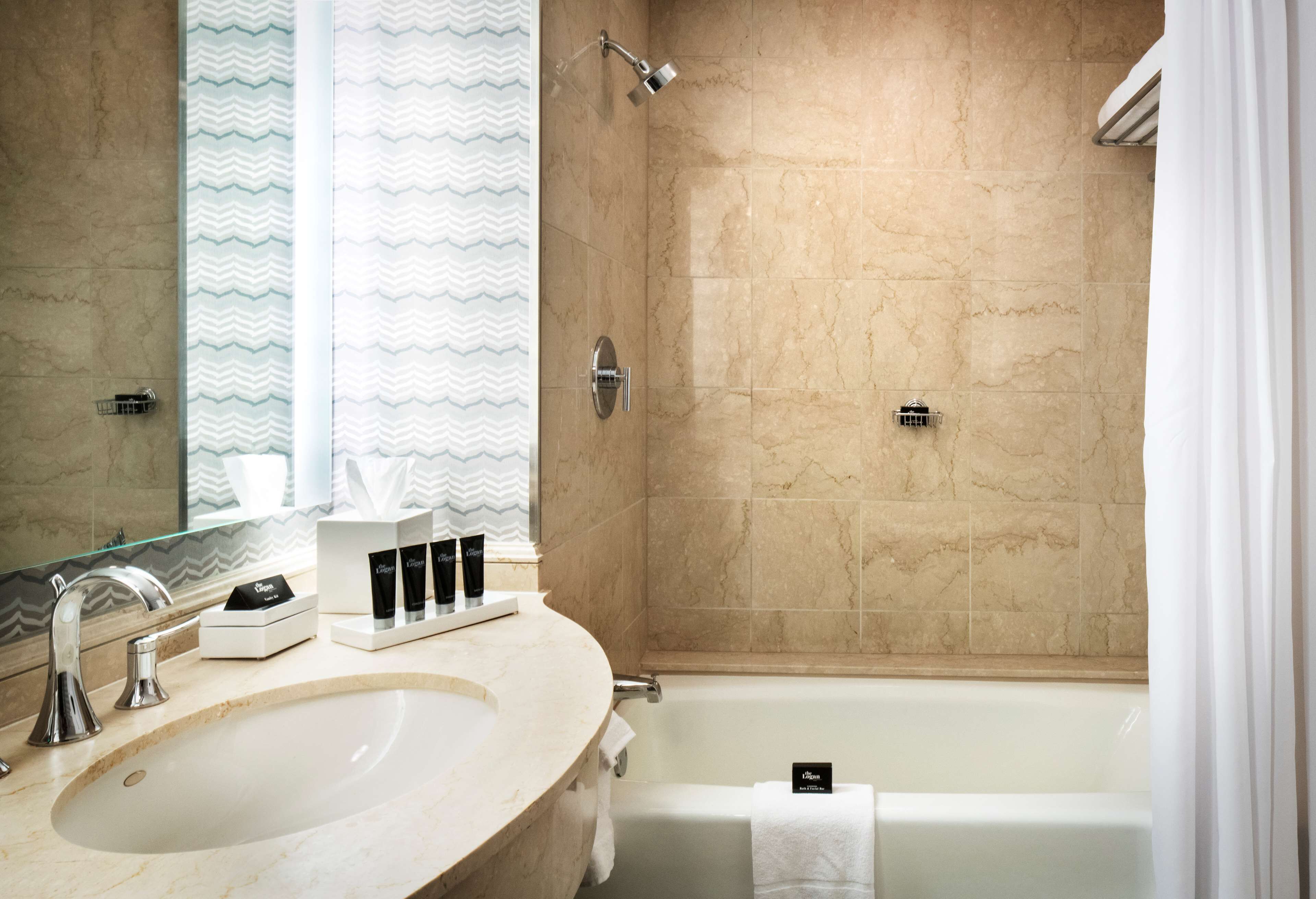 Articles de toilette gratuits, sèche-cheveux, peignoirs