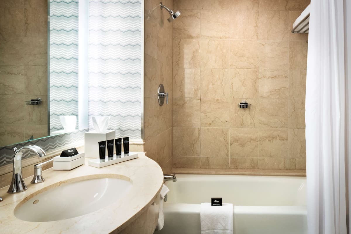 Articles de toilette gratuits, sèche-cheveux, peignoirs