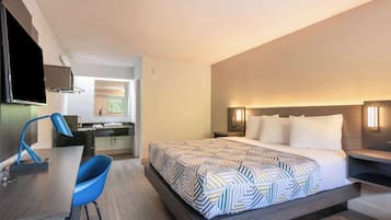 ميني بار ومكتب ومساحة عمل للكمبيوتر المحمول وستائر تعتيم