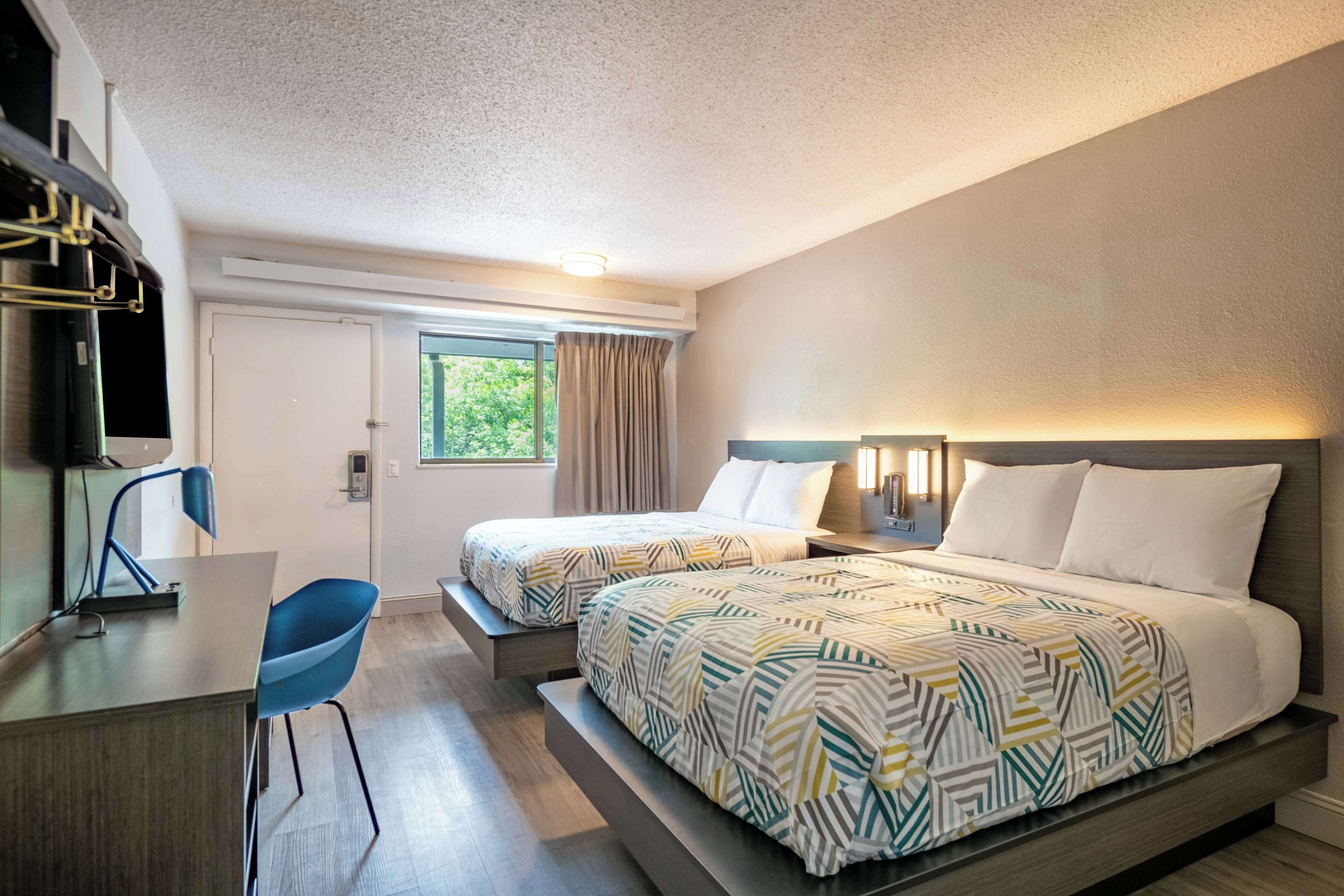 Minibar, desk, laptop workspace, blackout drapes