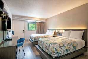 Minibar, skrivebord, skrivebord for bærbar PC og blendingsgardiner