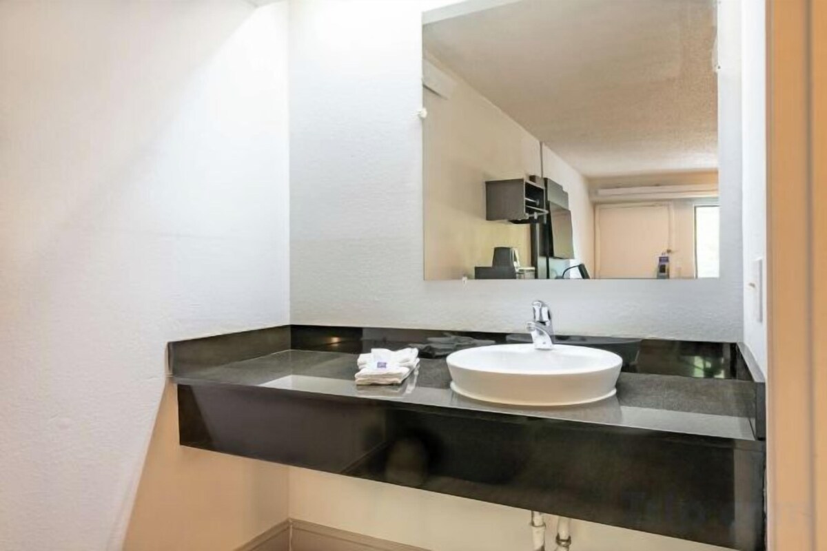 Combined shower/tub, towels