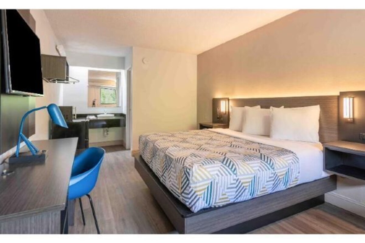 Minibar, desk, laptop workspace, blackout curtains