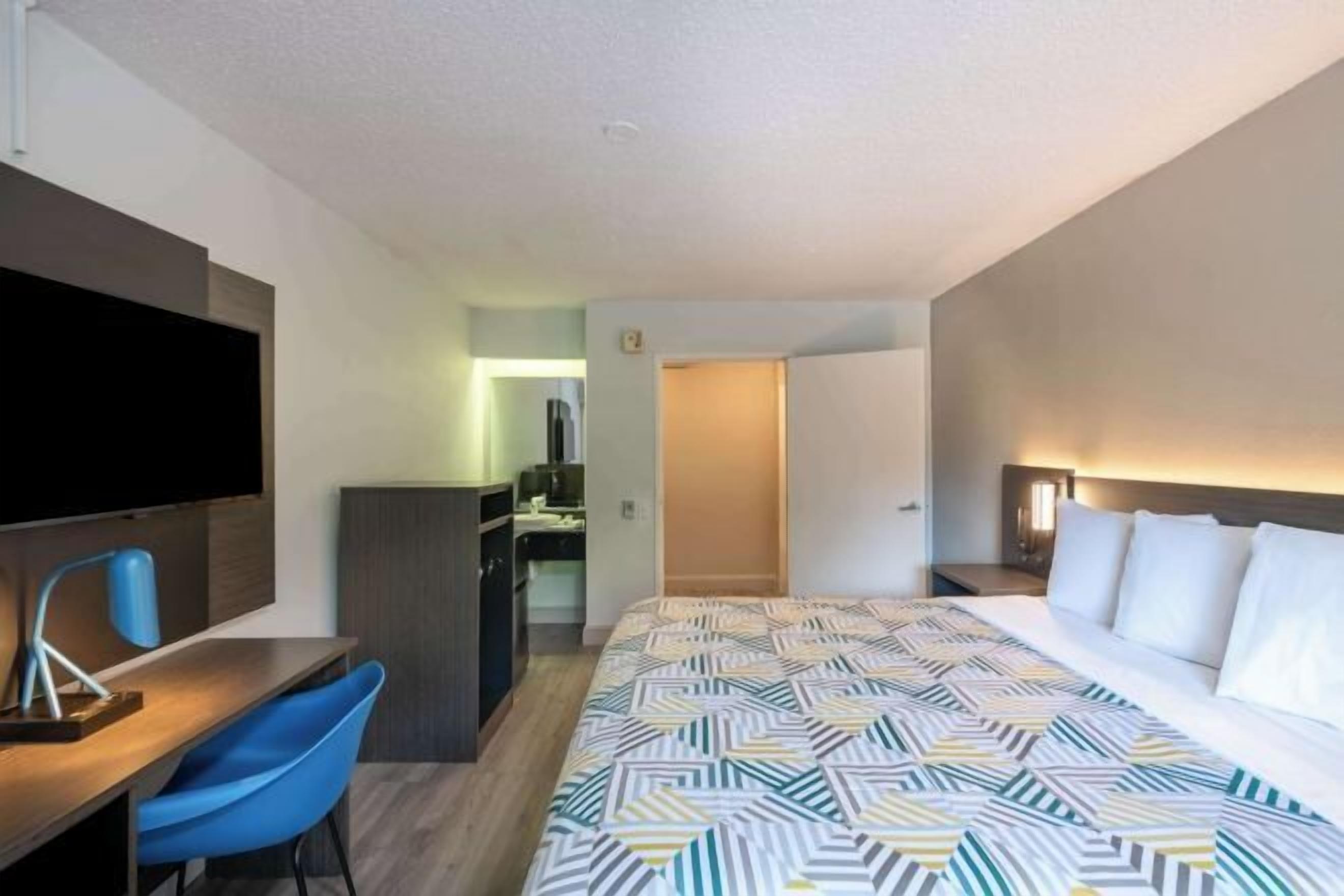 Minibar, desk, laptop workspace, blackout curtains