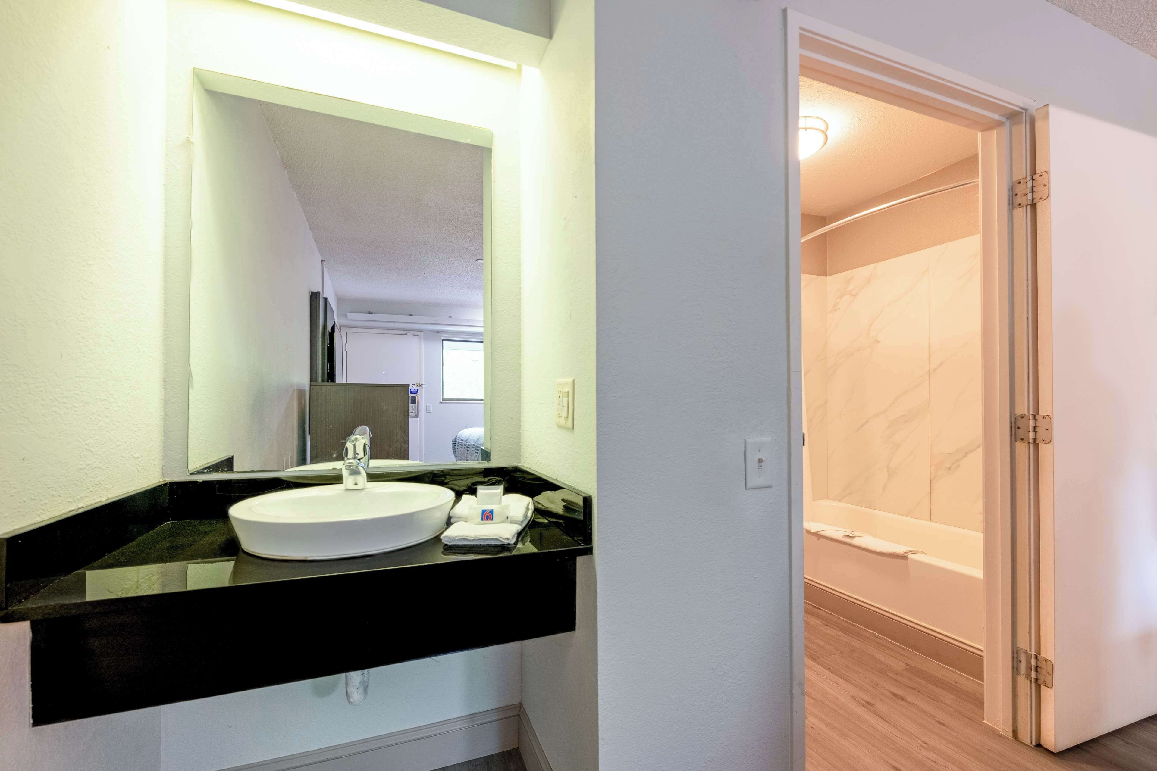 Combined shower/tub, towels