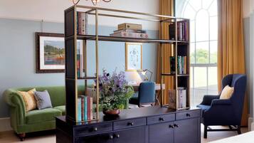 Suite, 1 Katil Raja (King), Park View | Ruang tamu | 42 inci televisyen dengan digital