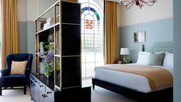 Suite, 1 cama King size, vista al parque | Ropa de cama de alta calidad y caja de seguridad en la habitación