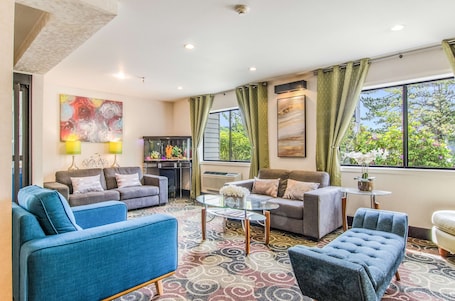 Sala de estar en el lobby. GuestHouse Inn & Suites Hotel Poulsbo