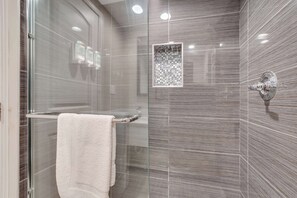 Regadera, amenidades de baño gratuitas, secadora de cabello, toallas
