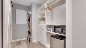 Caja fuerte, escritorio, espacio para trabajar con un portátil