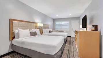 Standaard kamer, 2 queensize bedden, niet-roken, koelkast en magnetron | Een kluis op de kamer, een bureau, een laptopwerkplek