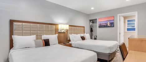 Habitación estándar, 2 camas de matrimonio, no fumadores, frigorífico y microondas | Caja fuerte, escritorio, espacio para trabajar con un portátil