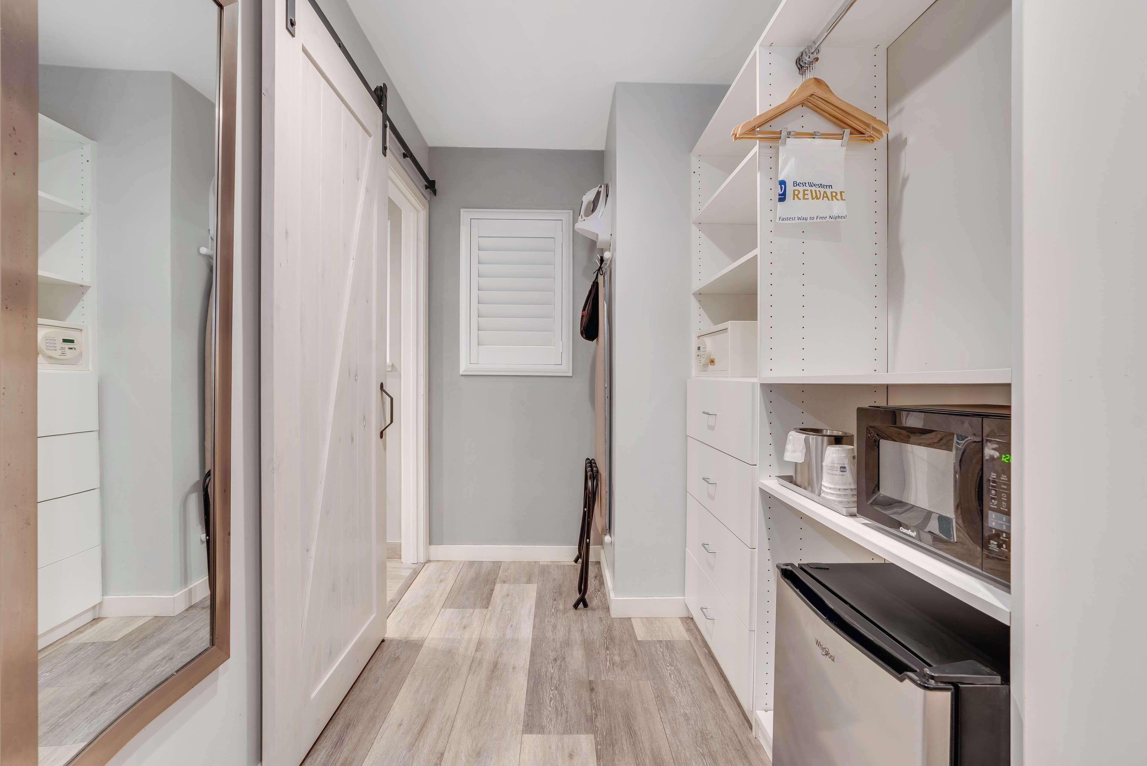 Standardzimmer, 1 King-Bett, Nichtraucher, Kühlschrank und Mikrowelle | Zimmersafe, Schreibtisch, laptopgeeigneter Arbeitsplatz