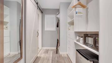 Standardzimmer, 1 King-Bett, Nichtraucher, Kühlschrank und Mikrowelle | Zimmersafe, Schreibtisch, laptopgeeigneter Arbeitsplatz