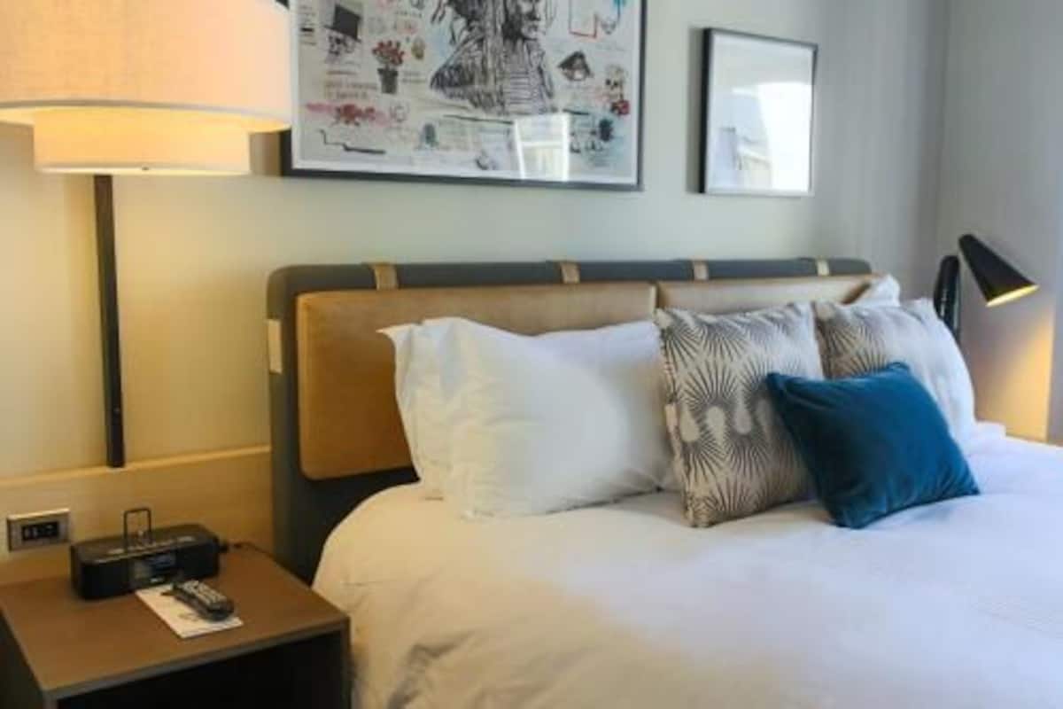 Ropa de cama de alta calidad, colchones con pillow-top y minibar