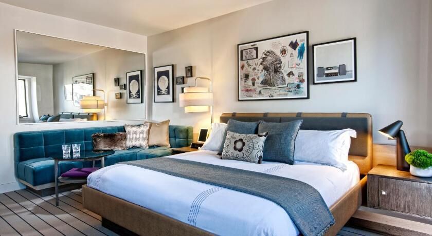 Ropa de cama de alta calidad, colchones con pillow-top y minibar 