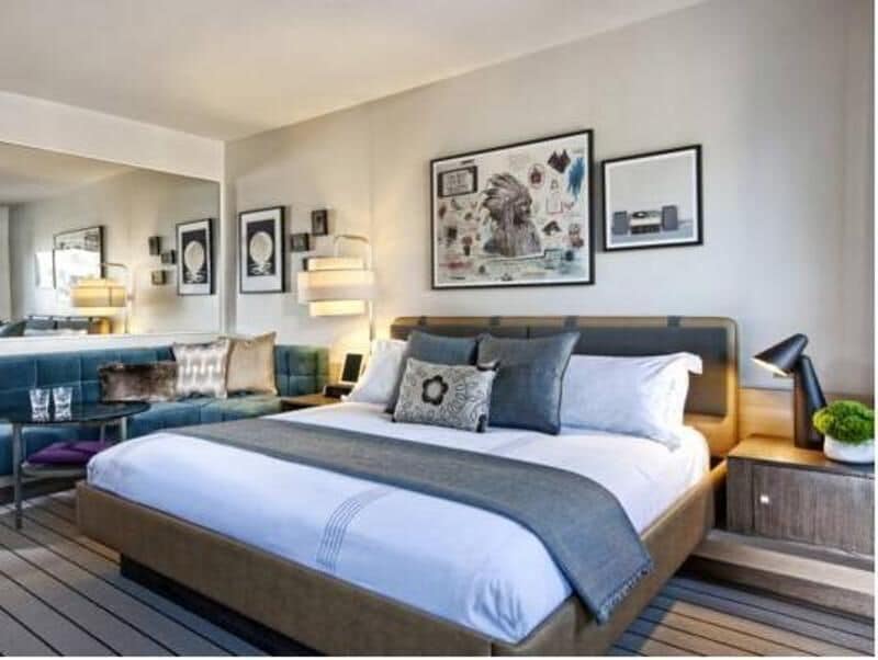 Ropa de cama de alta calidad, colchones con pillow-top y minibar 
