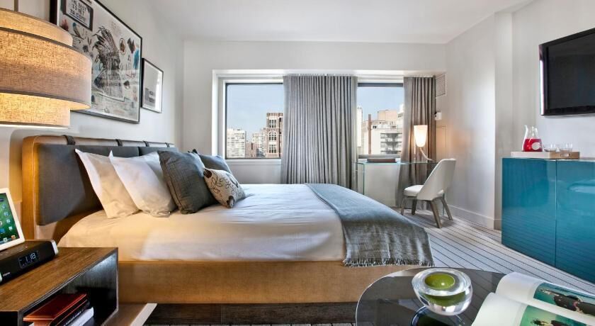 Ropa de cama de alta calidad, colchones con pillow-top y minibar 