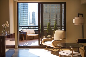Premium bedding, pillowtop beds, minibar, in-room safe - Thompson Chicago, by Hyatt (Chicago)